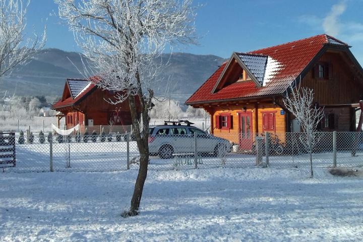 Otočac, Ličko Lešće, dvije drvene kuće za odmor s bazenom, investicija