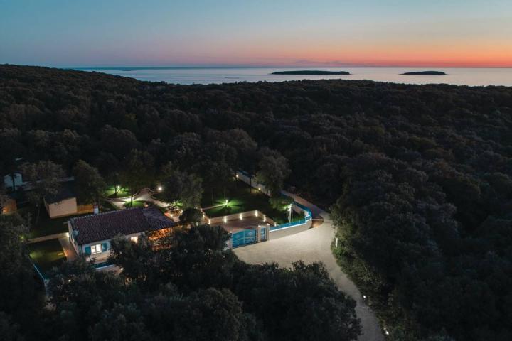 Rovinj, samostojeća kuća  NKP 85 m2 svega 50 m od mora, velika okućnica