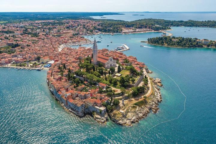 Rovinj, samostojeća kuća  NKP 85 m2 svega 50 m od mora, velika okućnica