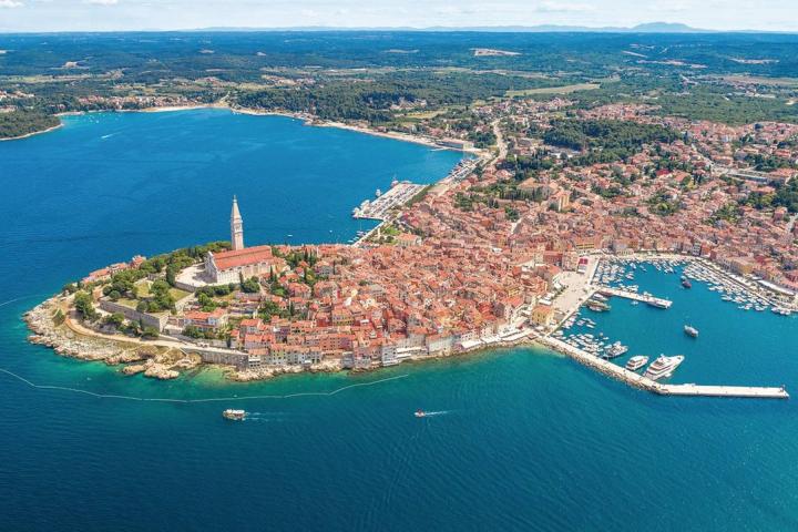 Rovinj, samostojeća kuća  NKP 85 m2 svega 50 m od mora, velika okućnica