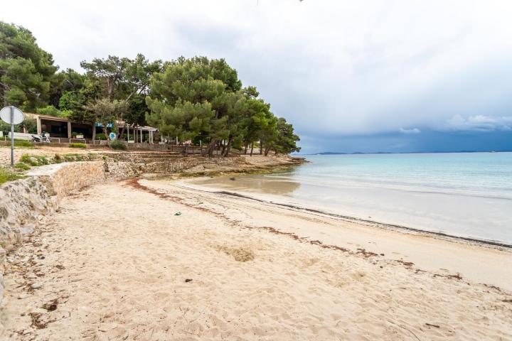 Murter, komforan stan prvi red do mora na plaži Slanica