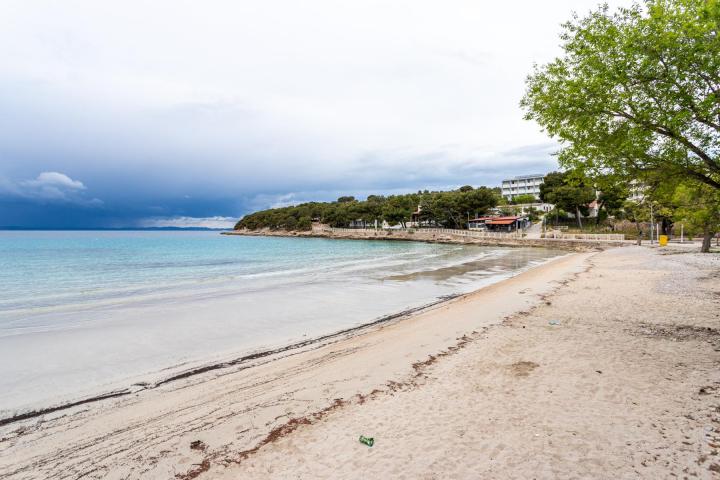 Murter, komforan stan prvi red do mora na plaži Slanica