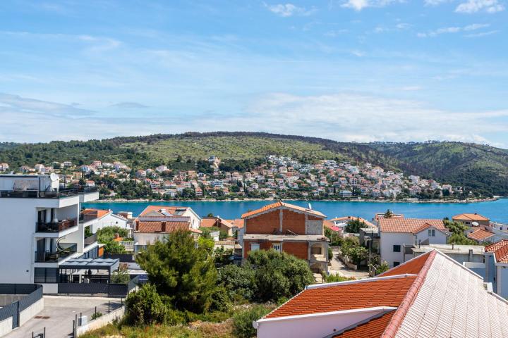 Čiovo, trosoban stan s krovnom terasom i otvorenim pogledom na more