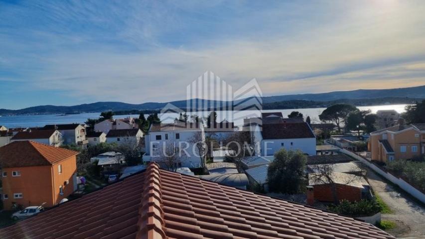 Turanj, apartman 64m2 200 m od mora +parking + 150 m2 zemljišta