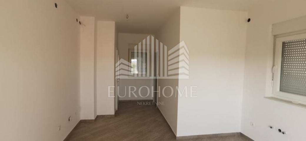 Turanj, apartman 64m2 200 m od mora +parking + 150 m2 zemljišta