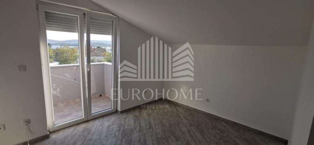 Turanj, apartman 64m2 200 m od mora +parking + 150 m2 zemljišta