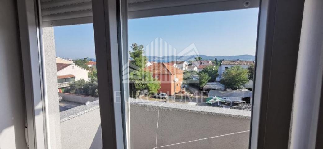 Turanj, apartman 64m2 200 m od mora +parking + 150 m2 zemljišta