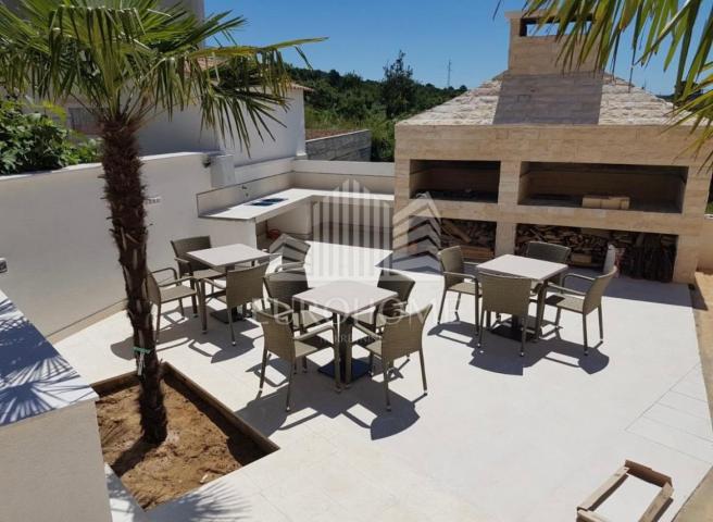 Villa  s bazenom uz more, 280m2, Novalja