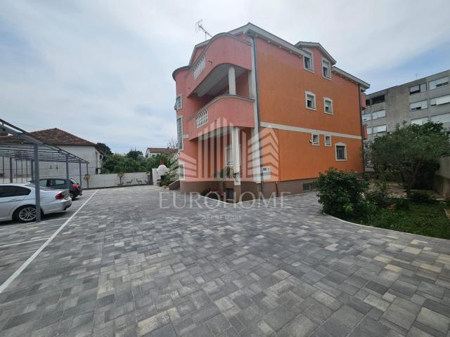 Zadar, Stanovi, samostojeća kuća 560m2 s 10 apartmana, 1750€/m2