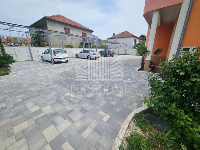 Zadar, Stanovi, samostojeća kuća 560m2 s 10 apartmana, 1750€/m2