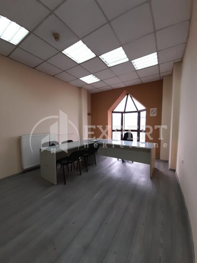 Izdaje se poslovni prostor u Dušanovom bazaru, 110m2, 500e