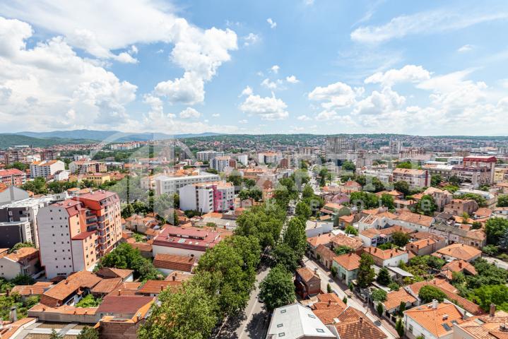 Lep, eksluzivan,  veliki stan, penthaus, na  zadnjem  spratu solitera, sa  pogledom, 120 m2