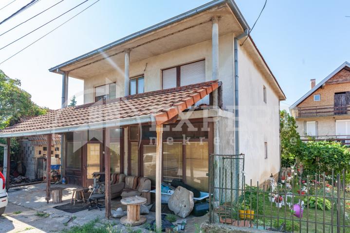 Spratna  kuća, Gornji Komren, 170 m2, 454 m2 placa