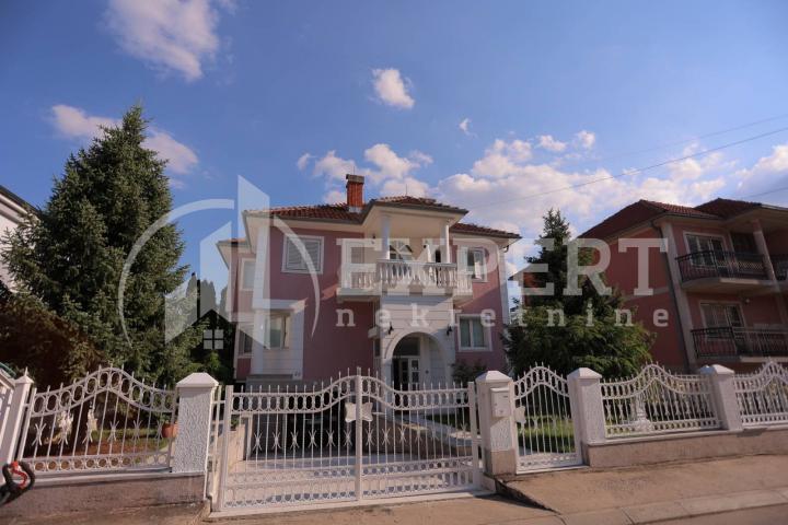 Retko u ponudi, luksuzna vila 332m2 sa bazenom, Durlan, plac 453m2