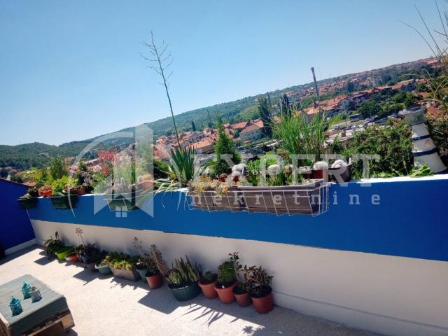 Prodaje se stan površine 72m2 plus terasa 20m2