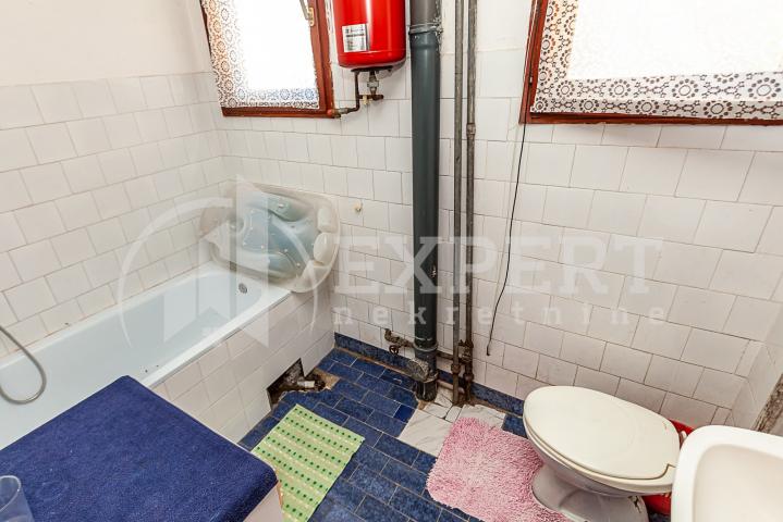 KUĆA NA BUBNJU, kod hotela Tami Residence, dvorište 118m2, 186m2