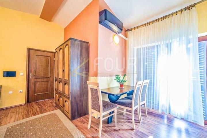 Opatija, kuća s 10 apartmana i pogledom na more, 586m2