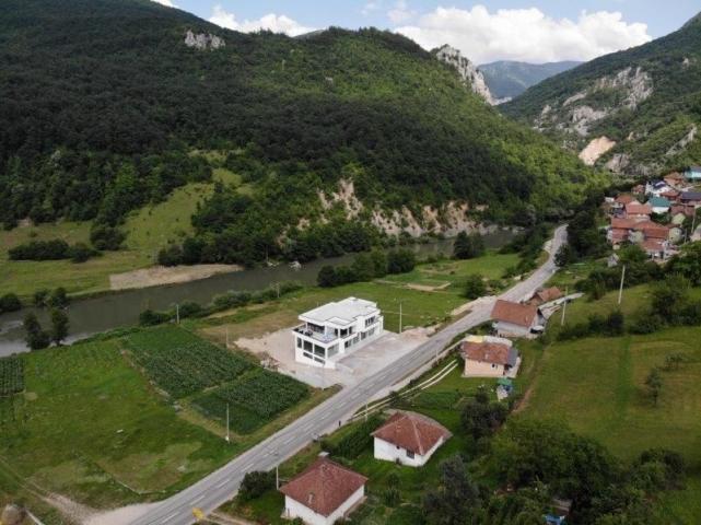 Izdaje se poslovni objekat, 583 m2, Brodarevo, Prijepolje