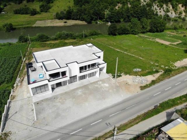 Izdaje se poslovni objekat, 583 m2, Brodarevo, Prijepolje