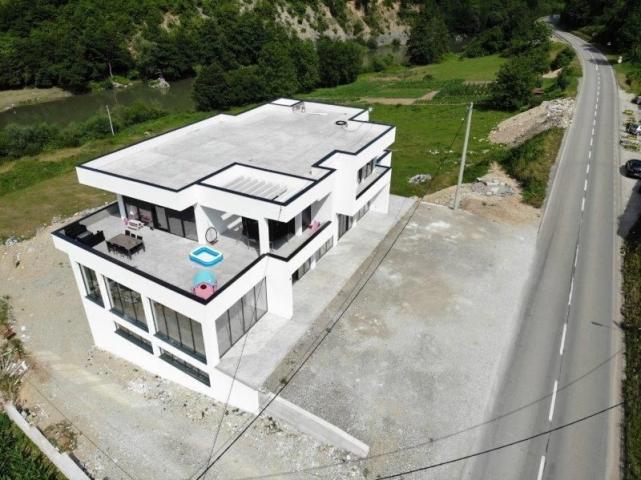 Izdaje se poslovni objekat, 583 m2, Brodarevo, Prijepolje