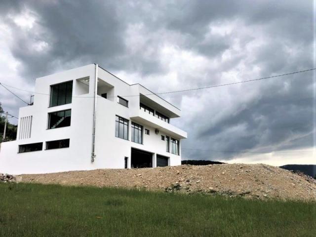 Izdaje se poslovni objekat, 583 m2, Brodarevo, Prijepolje