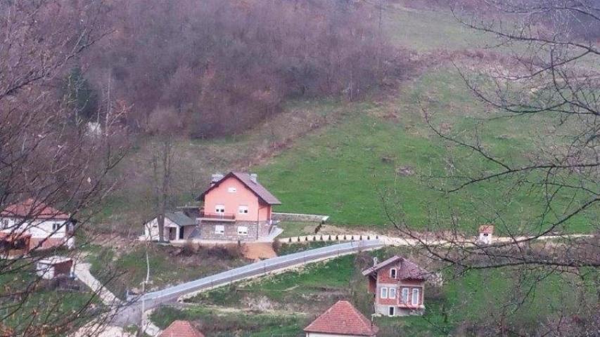 Prodaje se kuća sa pom. objekt. 152 m2+48 m2, zemljište 3. 16 ha