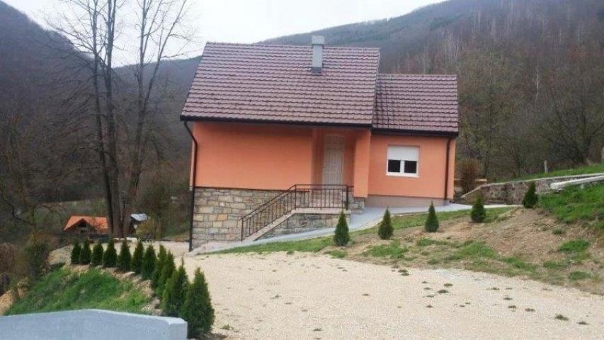 Prodaje se kuća sa pom. objekt. 152 m2+48 m2, zemljište 3. 16 ha