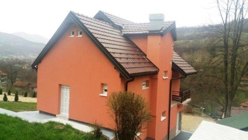 Prodaje se kuća sa pom. objekt. 152 m2+48 m2, zemljište 3. 16 ha