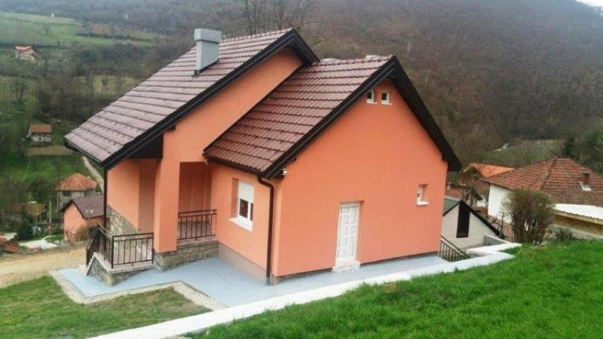 Prodaje se kuća sa pom. objekt. 152 m2+48 m2, zemljište 3. 16 ha