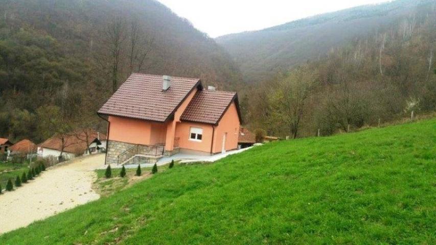 Prodaje se kuća sa pom. objekt. 152 m2+48 m2, zemljište 3. 16 ha