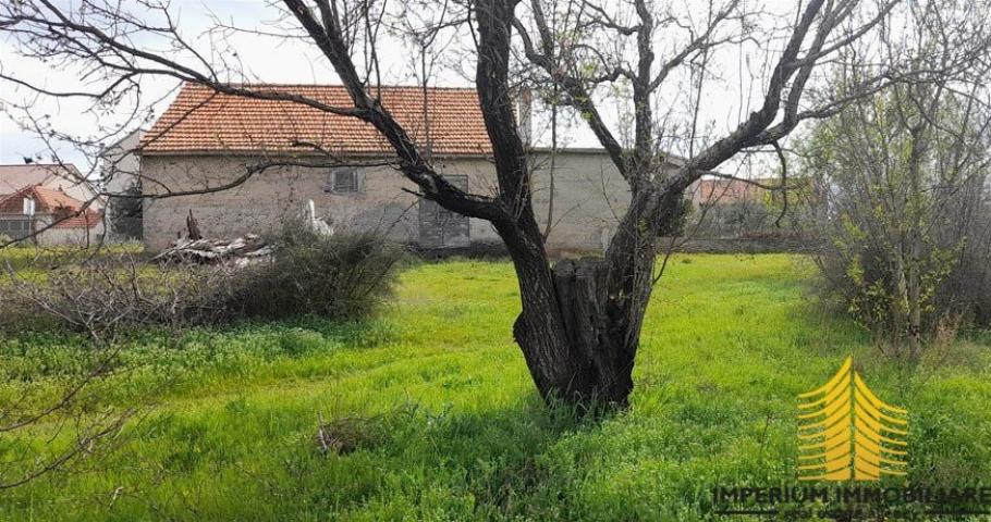 Kuća: Vrpolje - Šibenik 100m2 + zemljište 1600m2 