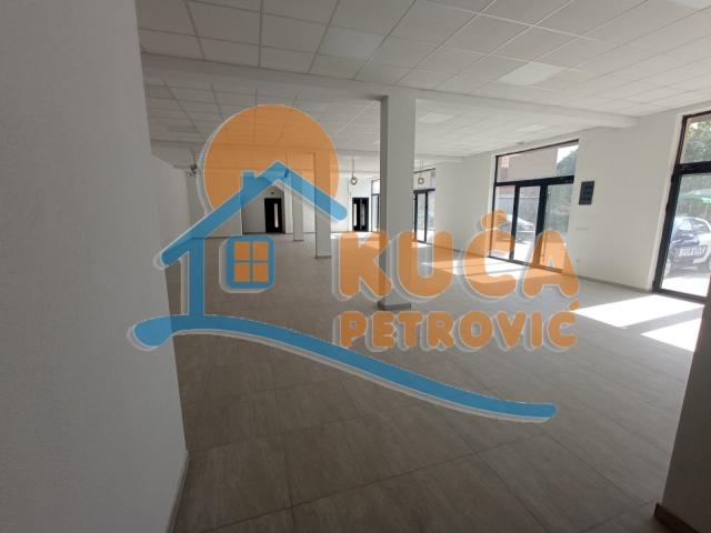 Izdaje se poslovni prostor u naselju Ančiki, 450m2