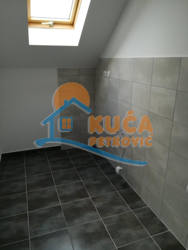 Izdaje se lepa porodična kuća, 210m2, Čalije