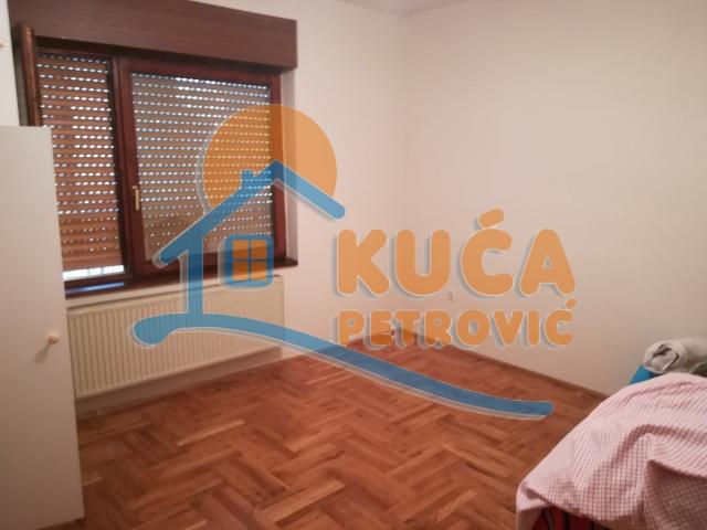 Izdaje se lepa porodična kuća, 210m2, Čalije