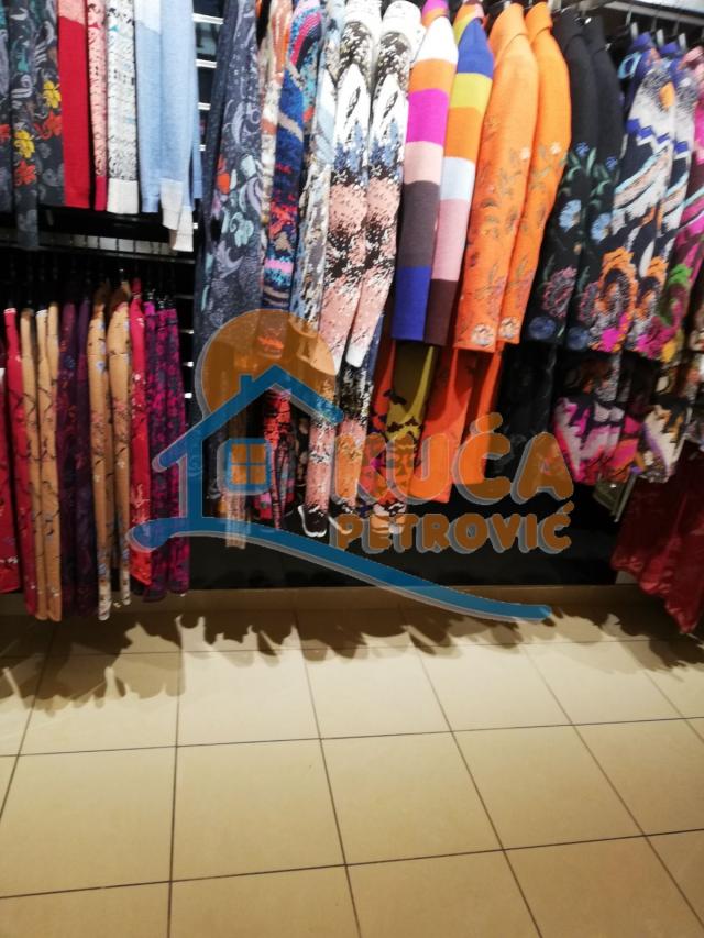 Izdaje se lokal u strogom centru, 39m2, u prizemlju tc Kalče