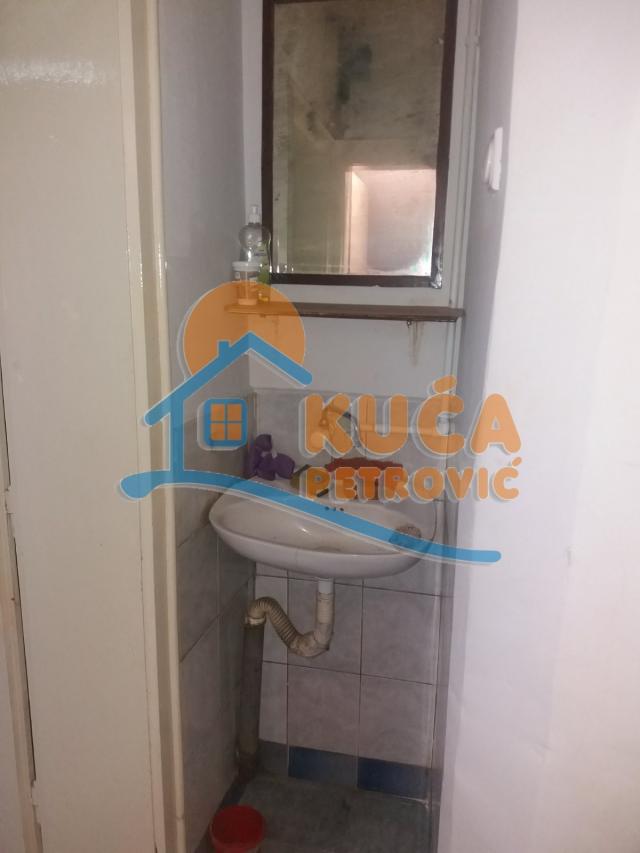 Izdaje se ulični lokal na Trošarini, 20m2