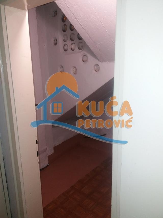 Izdaje se ulični lokal na Trošarini, 20m2