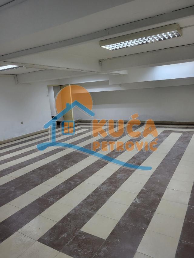 Izdaje se poslovni prostor u centru Pirota, 150m2