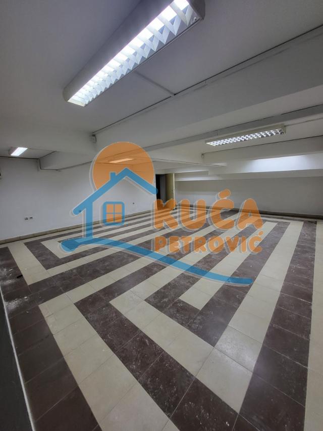 Izdaje se poslovni prostor u centru Pirota, 150m2