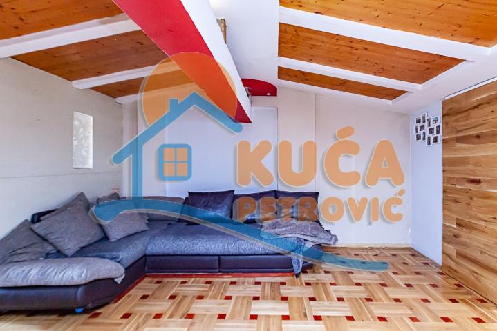 Kuća u nizu, Trošarina, 292 m2, 1, 33 ari placa