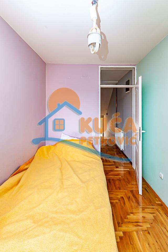 Kuća u nizu, Trošarina, 292 m2, 1, 33 ari placa