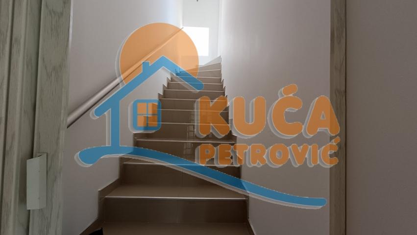 Kuća 200m2, plac 352m2, naselje Hisar