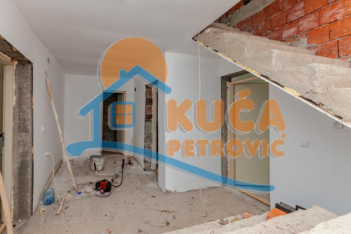 Kuća sa dve zasebne stambene jedinice, 400m2 na 12 ari placa, Gabrovac