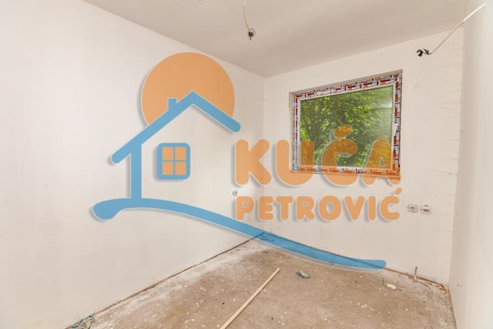 Kuća sa dve zasebne stambene jedinice, 400m2 na 12 ari placa, Gabrovac