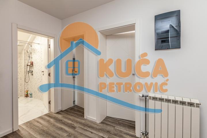 Novoizgrađena, luksuzna  kuća  na  Panteleju, 175 m2,  dvorište  550 m2