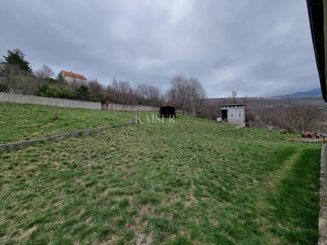 Novi Vinodolski, Bater - kuća za odmor sa velikom okućnicom