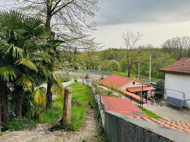 Matulji, Rukavac - kuća s dvije stambene jedinice na prostranoj okućnici