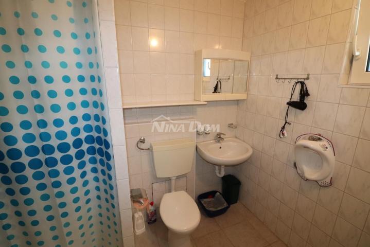 APARTMANSKA KUĆA S 5 APARTMANA - PRIVLAKA - 150 M OD MORA