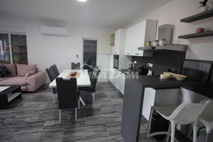 Novogradnja 4 apartmana s krovnom terasom s  pogled na more