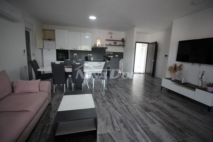 Novogradnja 4 apartmana s krovnom terasom s  pogled na more